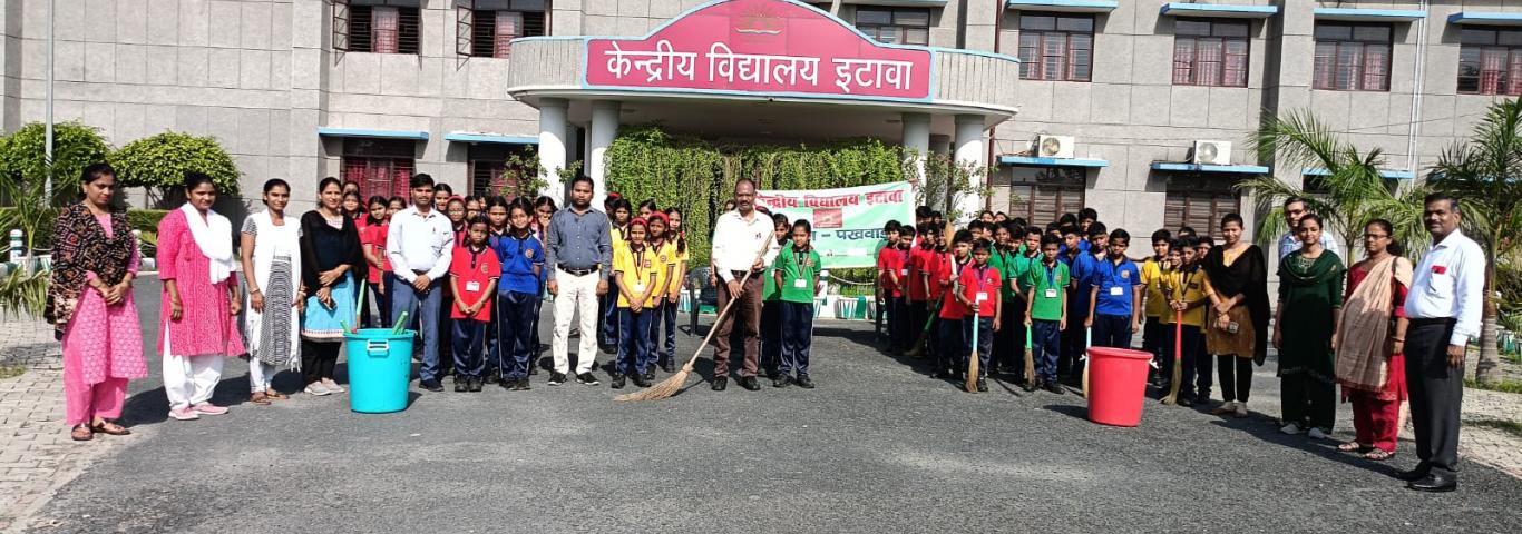 स्वच्छता पखवाड़े के अंतर्गत विद्यालय परिसर में सफाई अभियान चलाया गया
